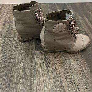 Women Sorel Boots Size 8, Worn once, look brand new